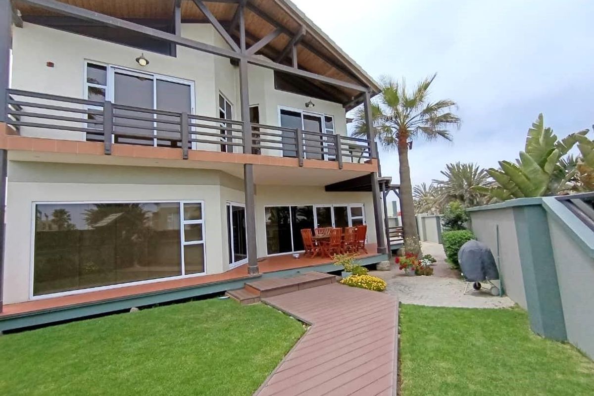 Vogelstrand Gem: Stunning Views, Prime location - Home for Sale - Photo 2