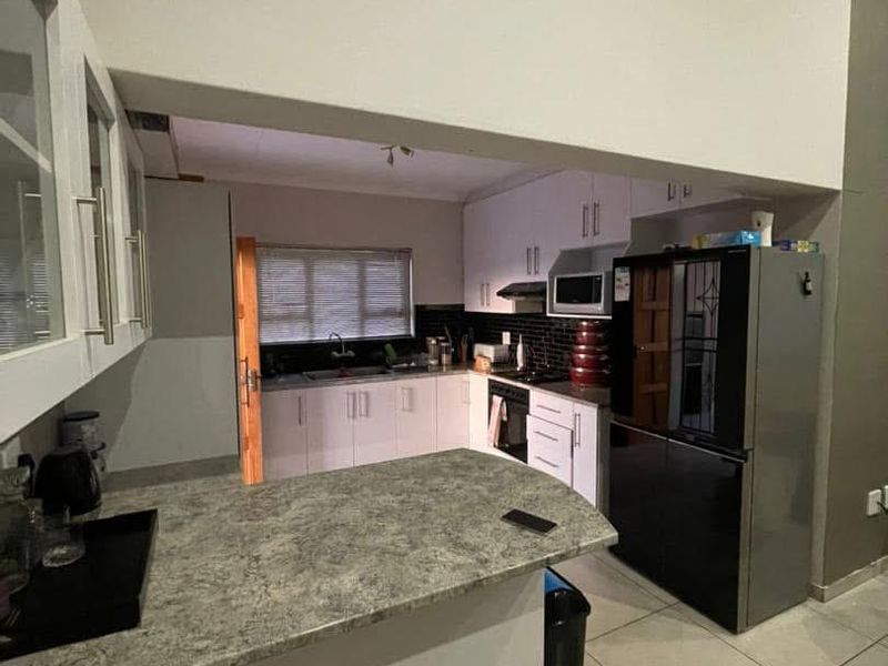 3 Bedroom House For Sale - Photo 2