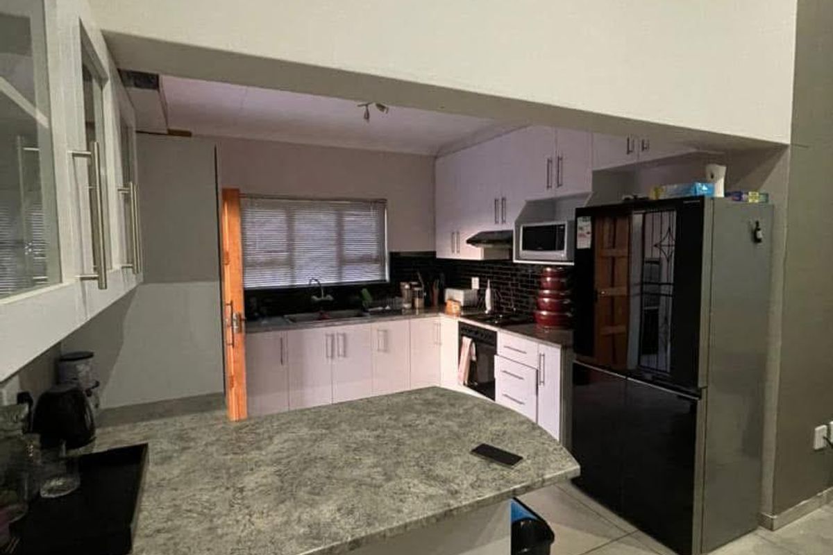 3 Bedroom House For Sale - Photo 2