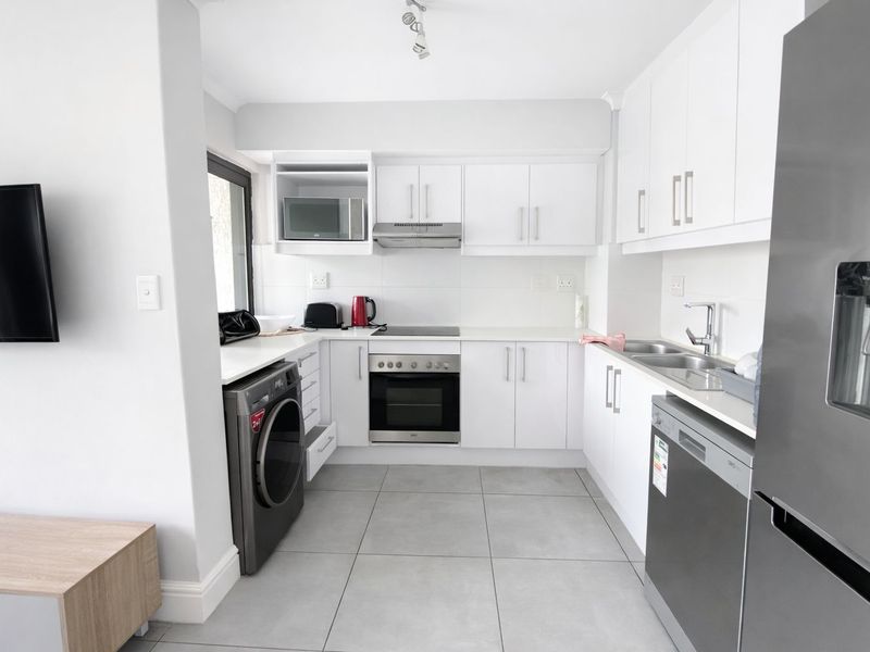 Modern, Furnished Apartment with Balcony, Parking & Gym — Observatory - Photo 3