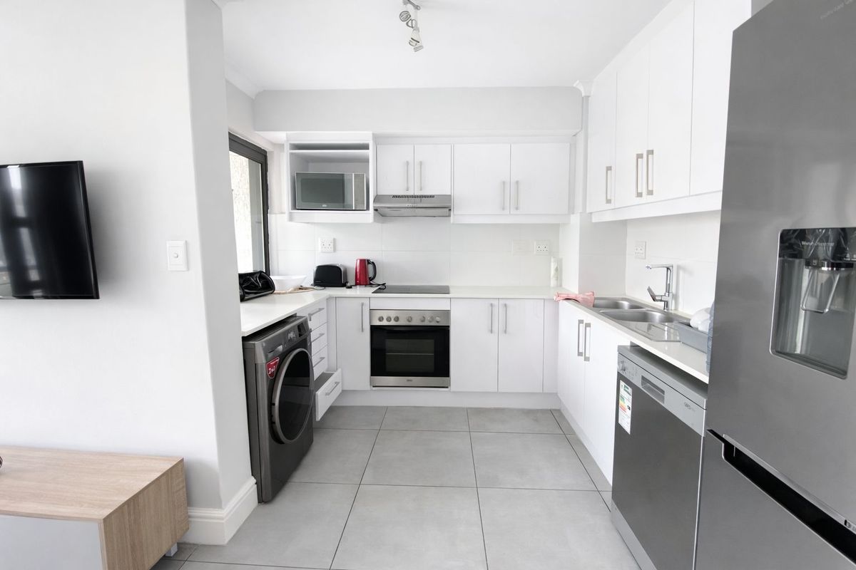 Modern, Furnished Apartment with Balcony, Parking & Gym — Observatory - Photo 3