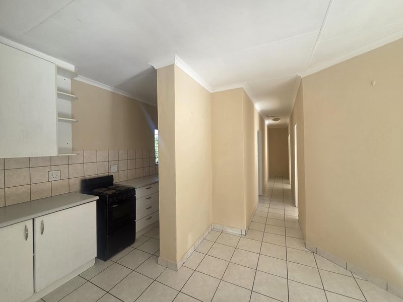 SPACIOUS FREESTANDING FAMILY HOME TO RENT IN BREAUNANDA - Photo 9