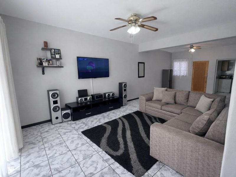 Cozy, north facing, ground-floor unit with garden access - Photo 1