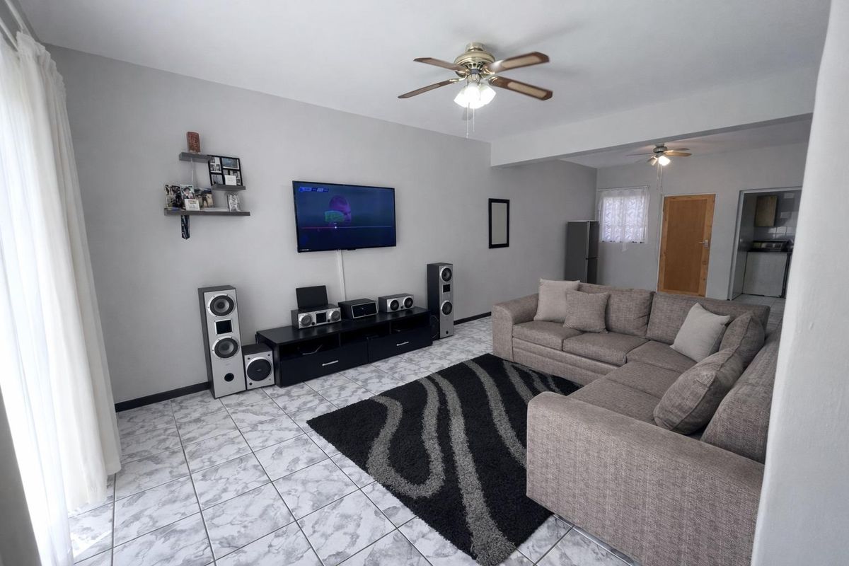 Cozy, north facing, ground-floor unit with garden access - Photo 4