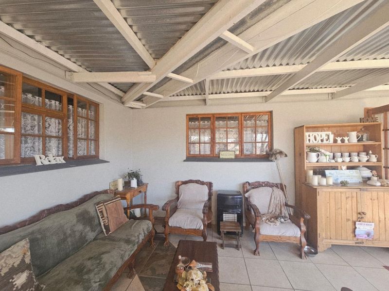 **Charming Cottage-Style Property with Endless Potential** - Photo 3