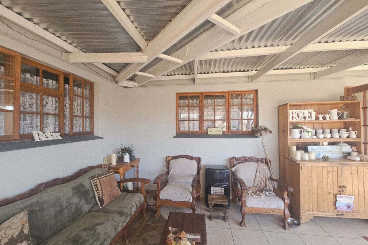 **Charming Cottage-Style Property with Endless Potential** - Photo 3