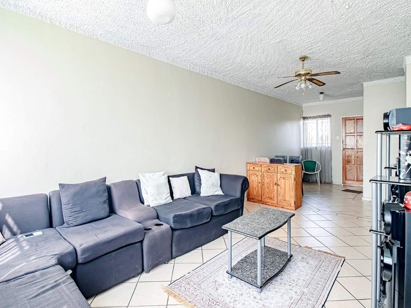 Second Floor Apartment in a Great location. - Photo 4