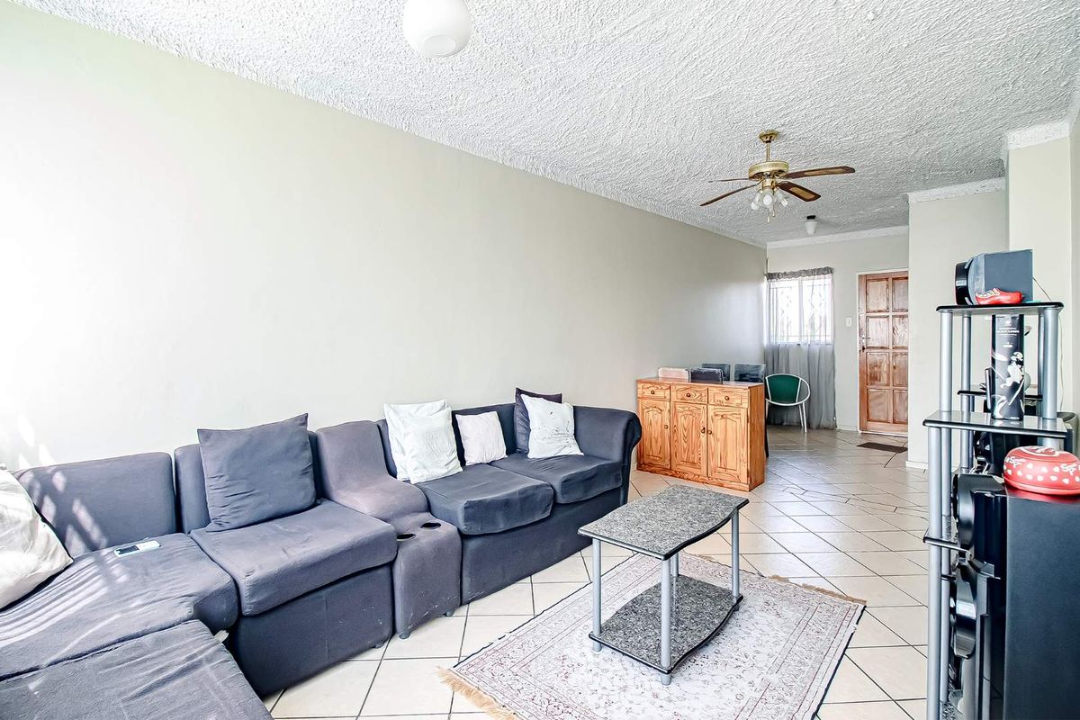 Second Floor Apartment in a Great location. - Photo 4