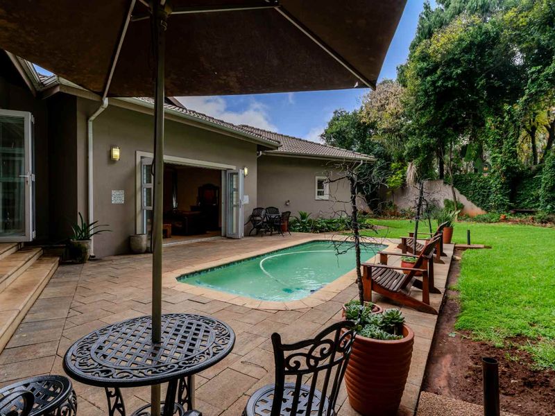 A Large Luxurious  4-Bedroom Residence with Exceptional Space and Versatility in Upper Bedfordview - Photo 3
