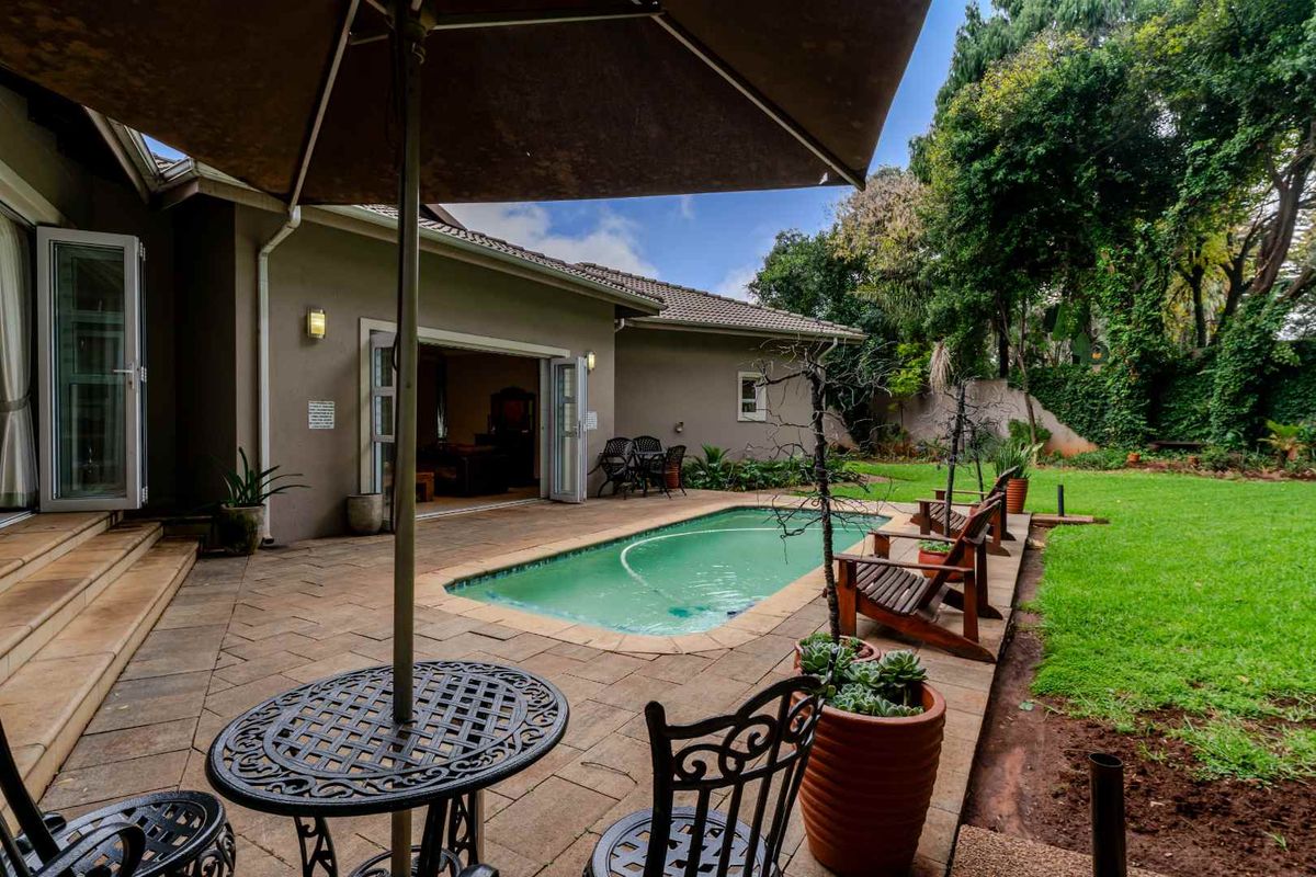 A Large Luxurious  4-Bedroom Residence with Exceptional Space and Versatility in Upper Bedfordview - Photo 3