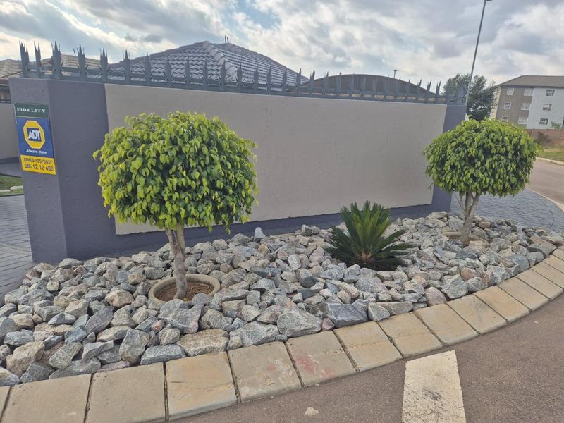 Clayville - R 1 180 000 Lovely Family Home - Photo 4
