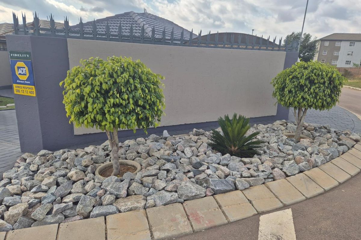 Clayville - R 1 180 000 Lovely Family Home - Photo 4