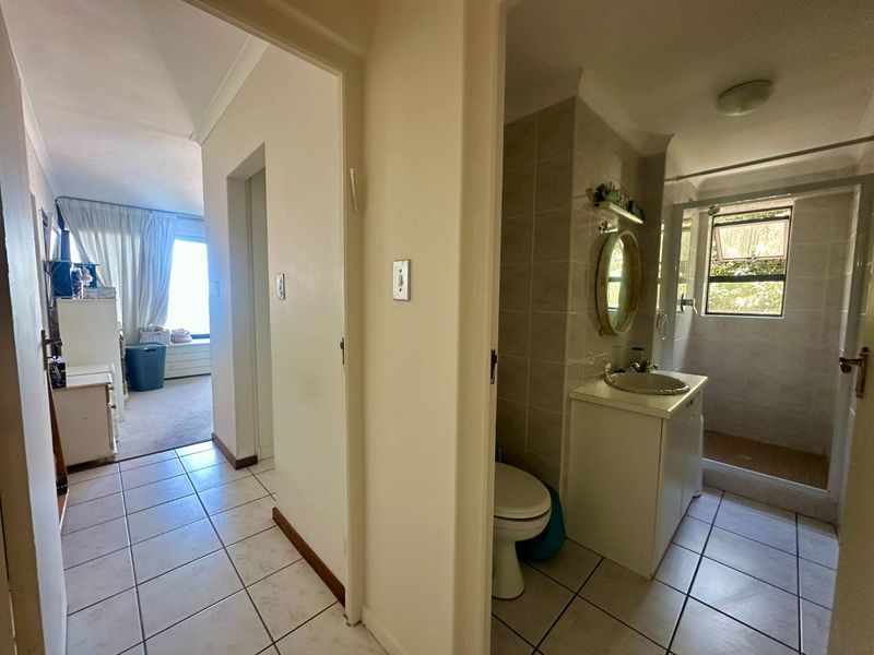 Spacious Sea-Facing Apartment in St James - Photo 9