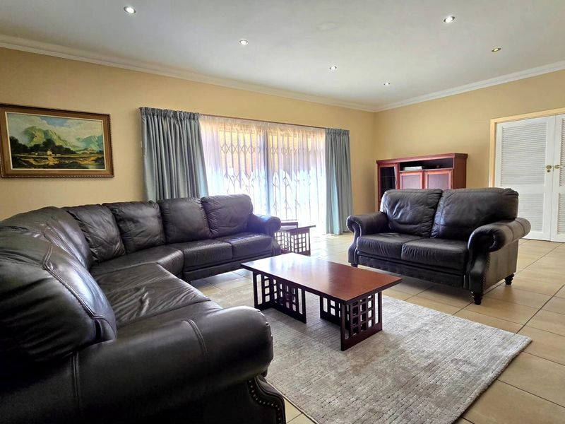Immaculate 4 bedroom house with 3 flatlets - Photo 10
