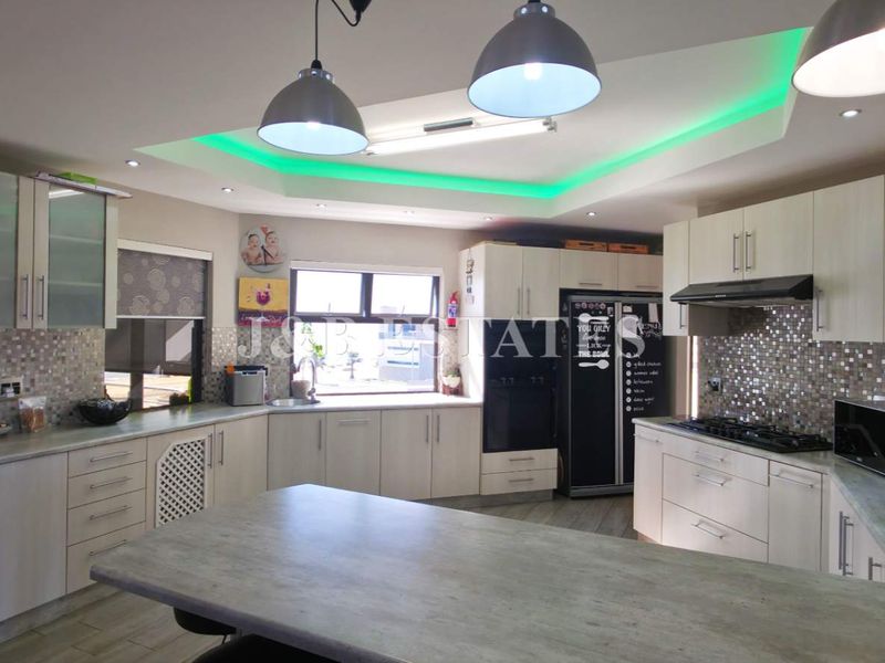 Stylish 5-Bedroom House - Photo 5