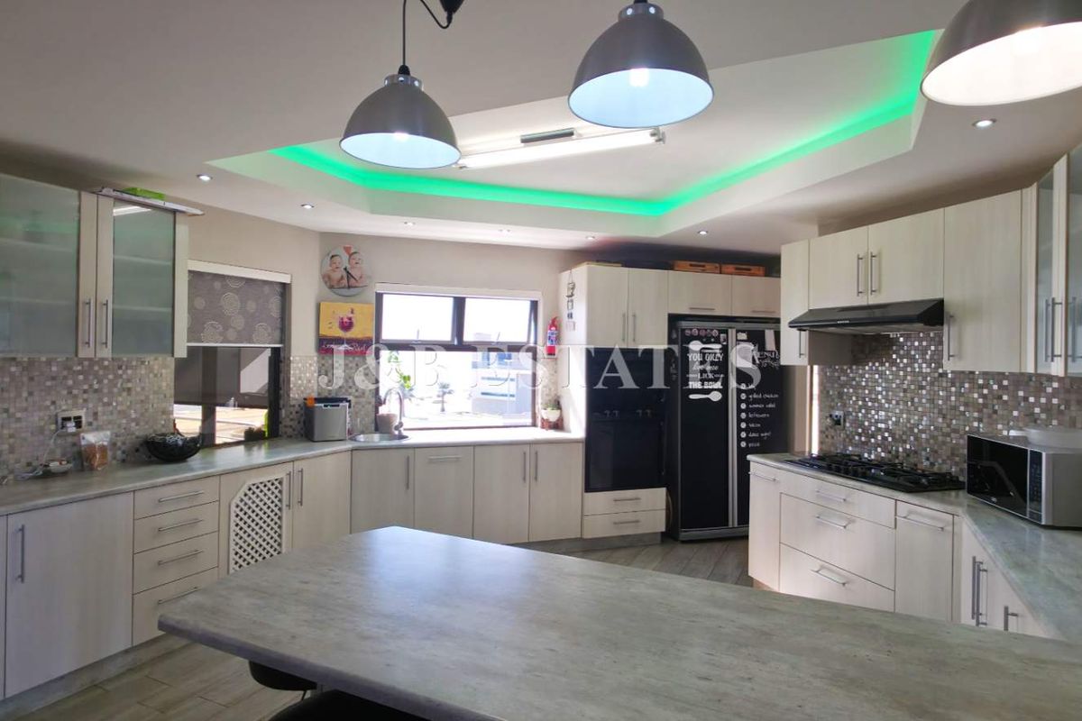 Stylish 5-Bedroom House - Photo 5