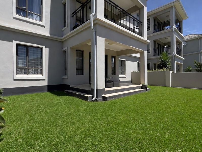 Stylish Ground Floor Living in Sought-After La Maison Royale - Photo 2