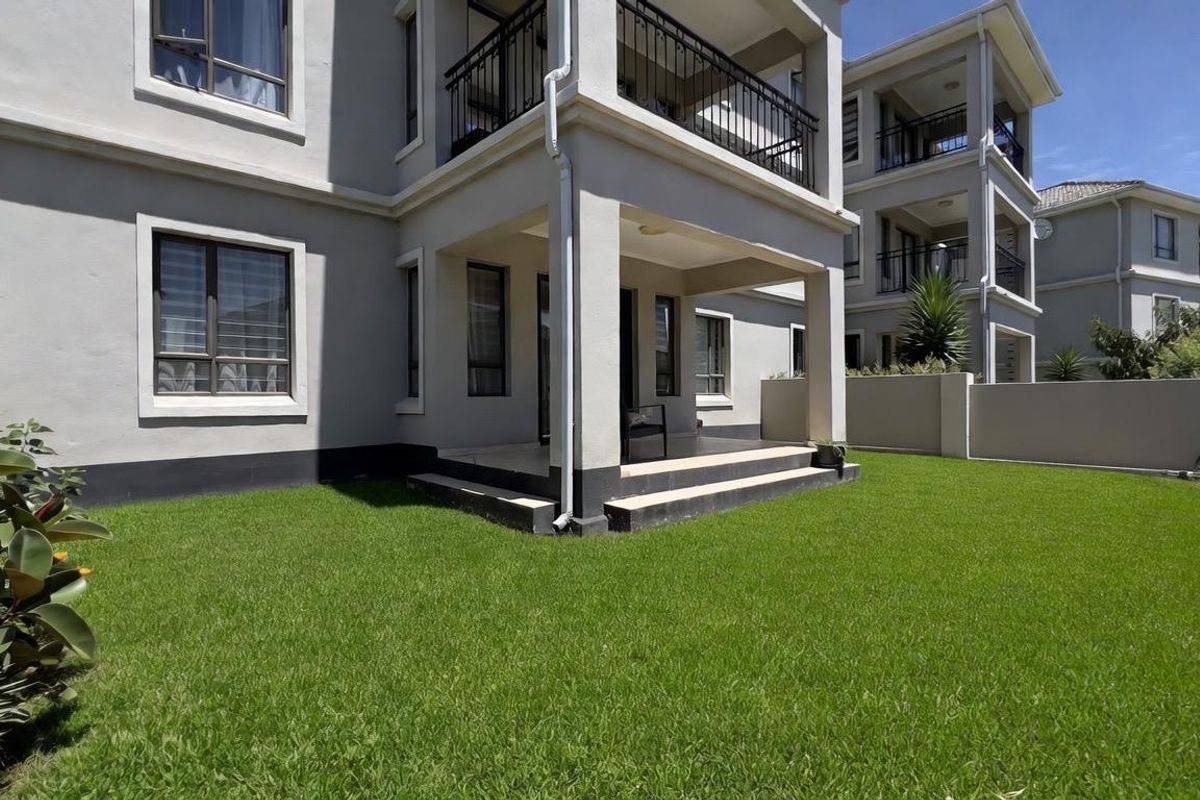 Stylish Ground Floor Living in Sought-After La Maison Royale - Photo 2