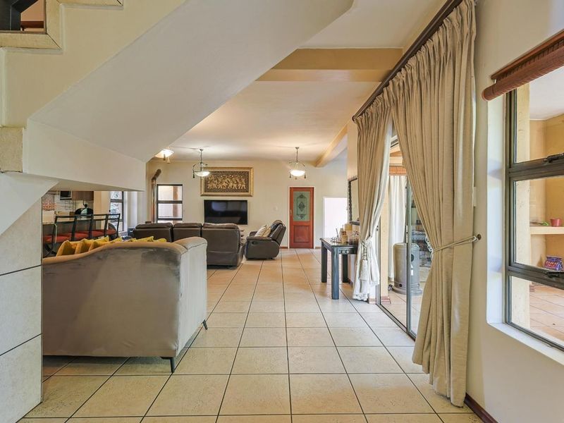 4 Bedroom for Sale - Photo 4