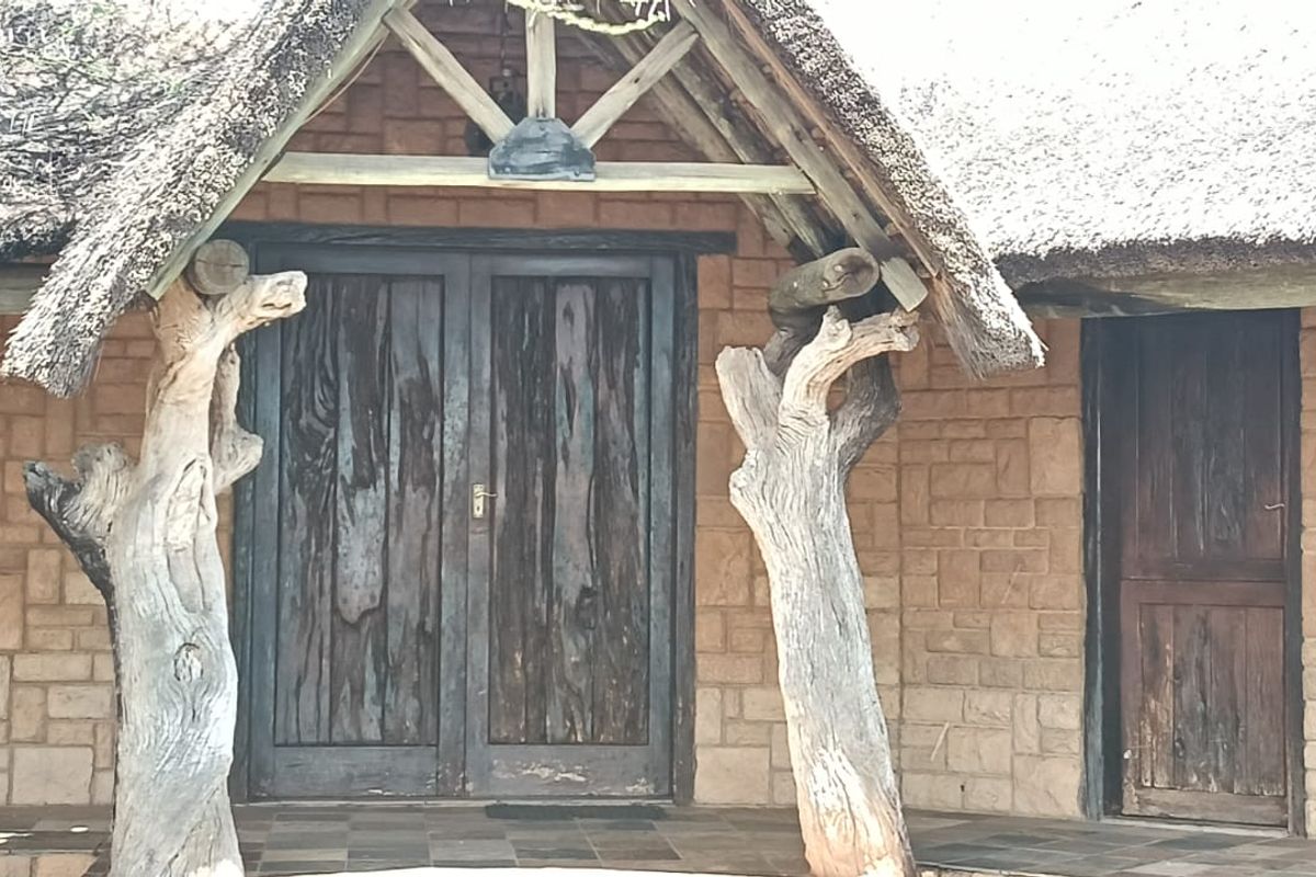 Game farm or Cattle farm. Hunters Cabins. Lodge. Coolroom. Slaughter facility. - Photo 2