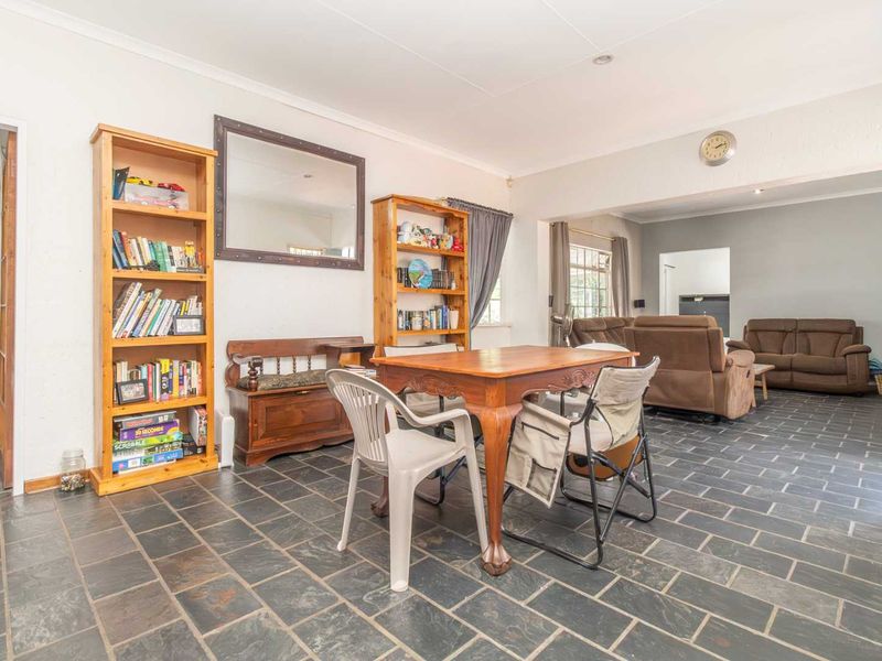 "Eco-Friendly Elegance:  Solar Panels, Inverter and more" - Photo 8