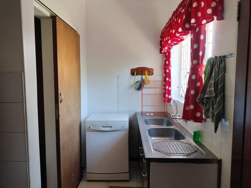 Excellent house.Large rooms. Flatlet. Solar panels. Nice garden.Borehole. - Photo 10