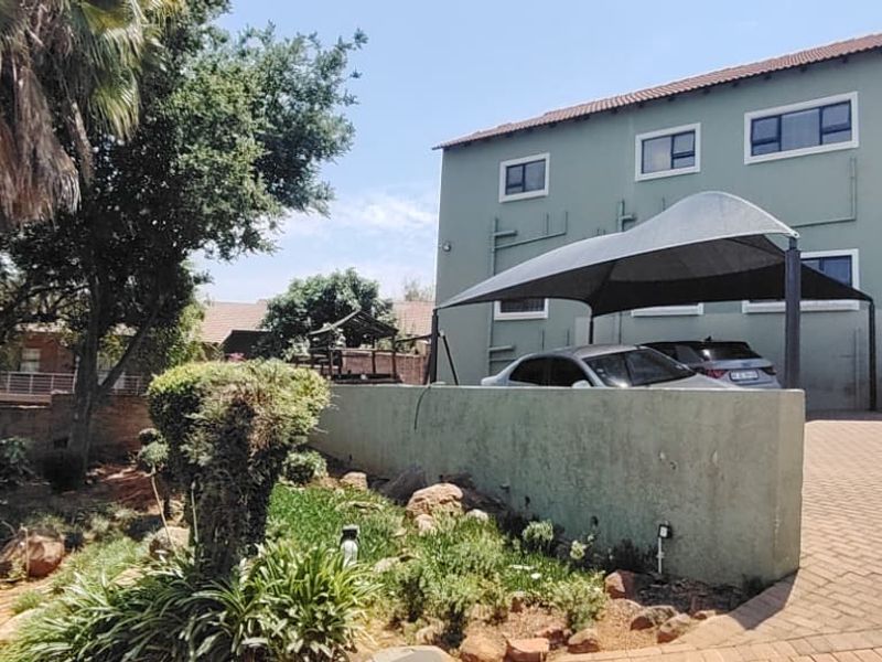 SPACIOUS  MODERN 3 BEDROOM 2 BATHROOM FIRST FLOOR  UNIT - Photo 2