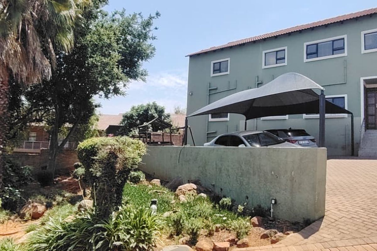 SPACIOUS  MODERN 3 BEDROOM 2 BATHROOM FIRST FLOOR  UNIT - Photo 2