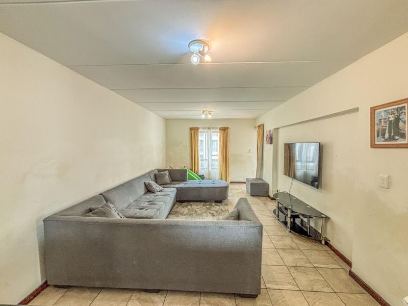 Spacious 2 Bedroom Apartment in Secure Protea Estate Noordwyk - Photo 6