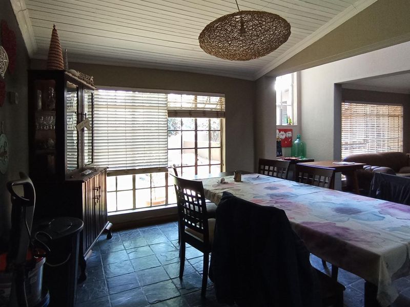 STUNNING LARGE FAMILY HOME IN THE SOUGHT-AFTER ELDORAIGNE AREA - Photo 7