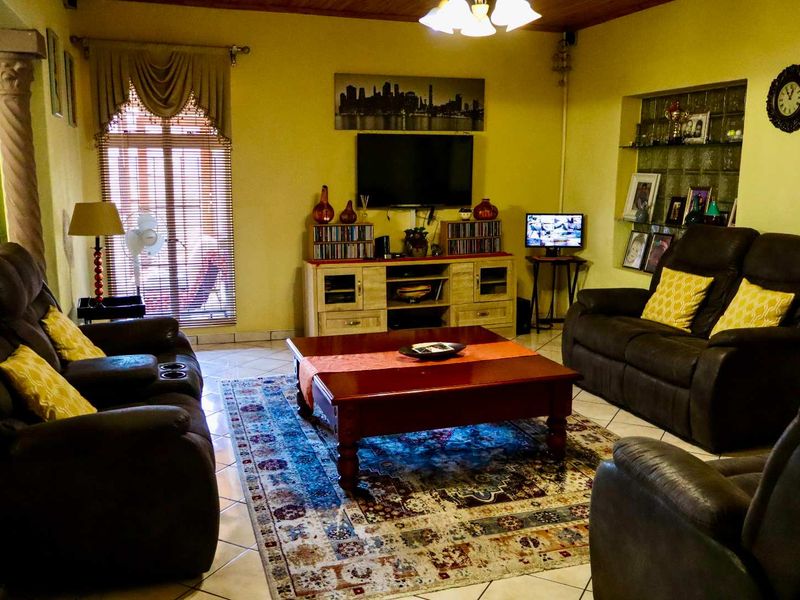 Single-Level 4-Bedroom Family Home with Pool - Photo 6