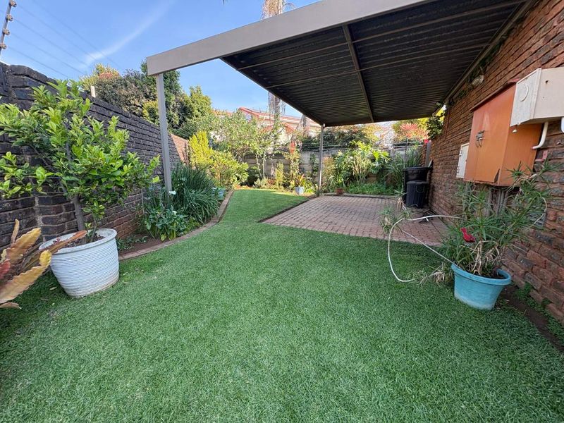 Exclusive Corner Unit with Private Garden and Double Garage - Photo 3