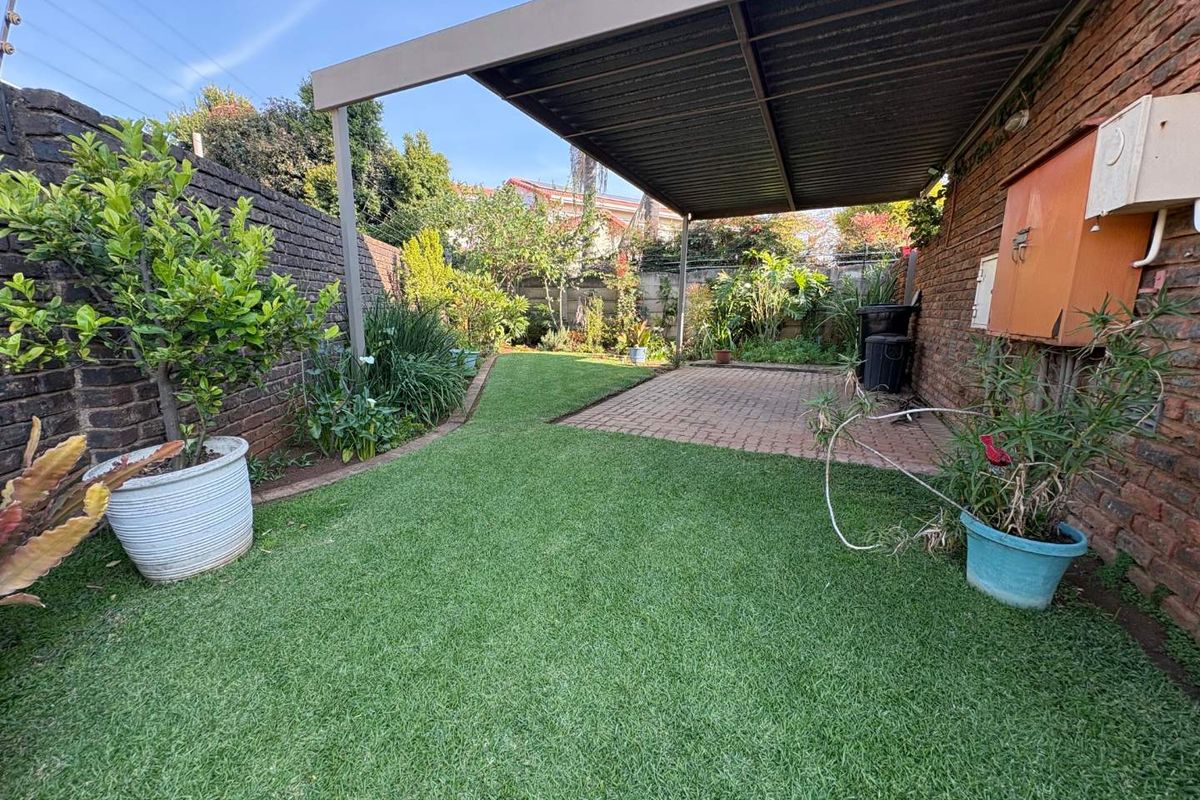 Exclusive Corner Unit with Private Garden and Double Garage - Photo 3