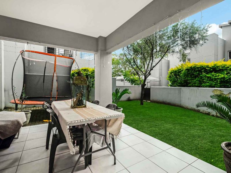 Lovely 2 Bedroom, 2 Bathroom Garden Apartment for Sale - Photo 8