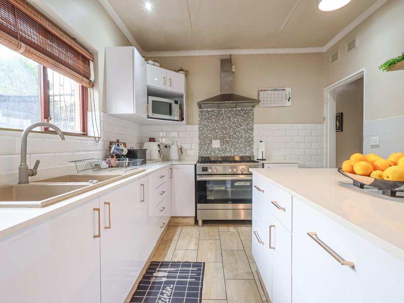 FAMILY HOME WITH INCOME-GENERATING GRANNY FLAT IN PRIME MALVERN LOCATION! - Photo 5