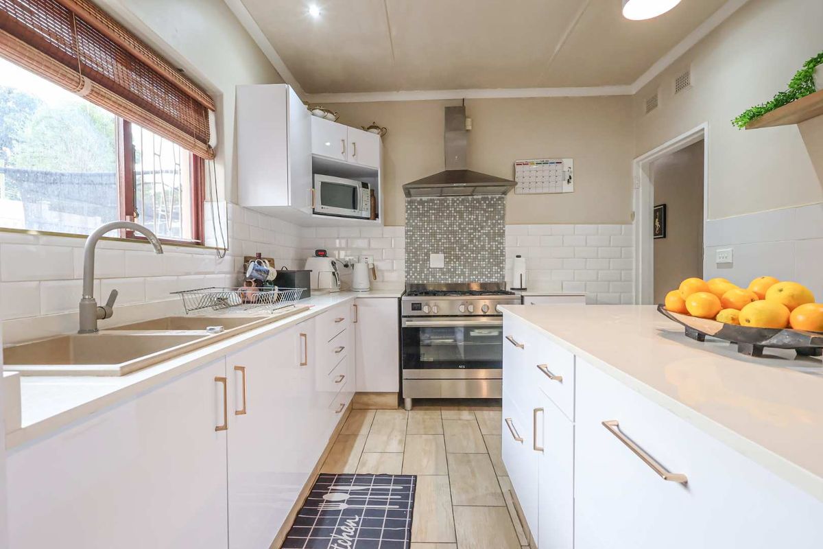 FAMILY HOME WITH INCOME-GENERATING GRANNY FLAT IN PRIME MALVERN LOCATION! - Photo 5