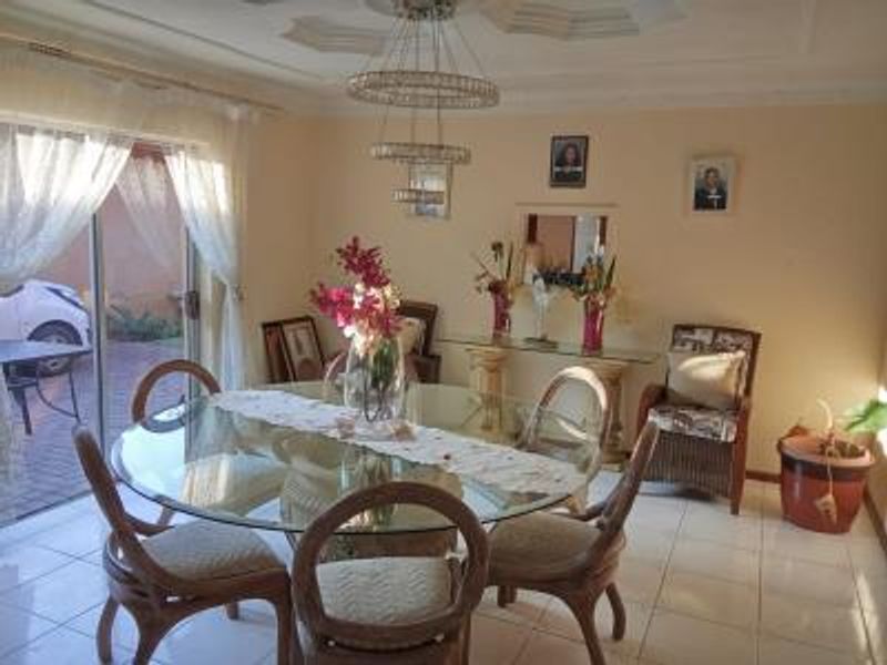 Large Home with 2 Cottages for Sale - Photo 4