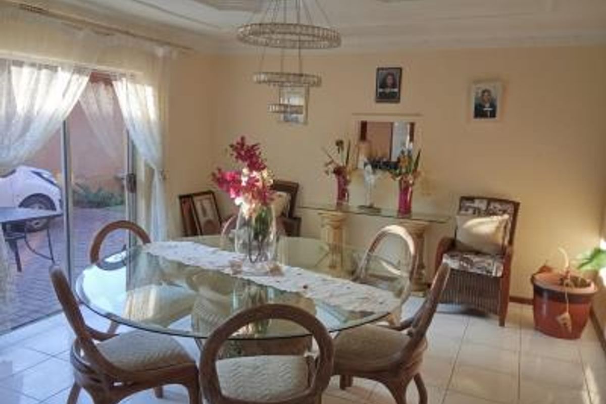 Large Home with 2 Cottages for Sale - Photo 4