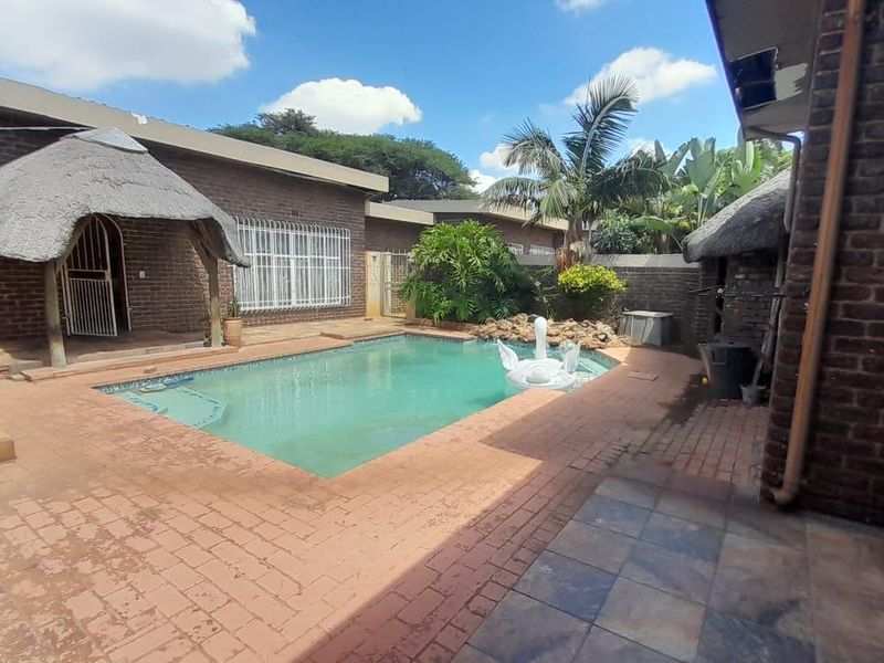 Spacious 4 bedroom house with flatlet - Photo 9