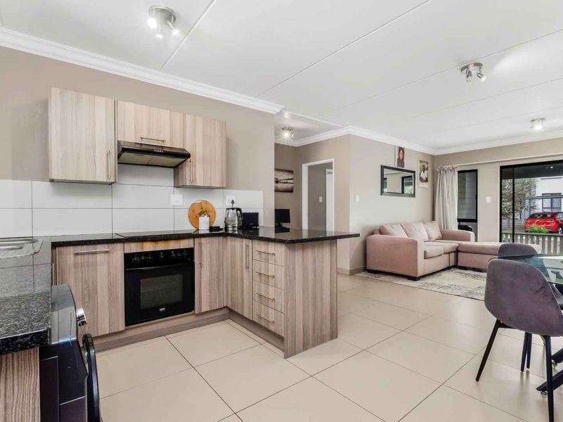 MODERN 2 BEDROOM 2 BATHROOM GARDEN APARTMENT FOR SALE - Photo 2