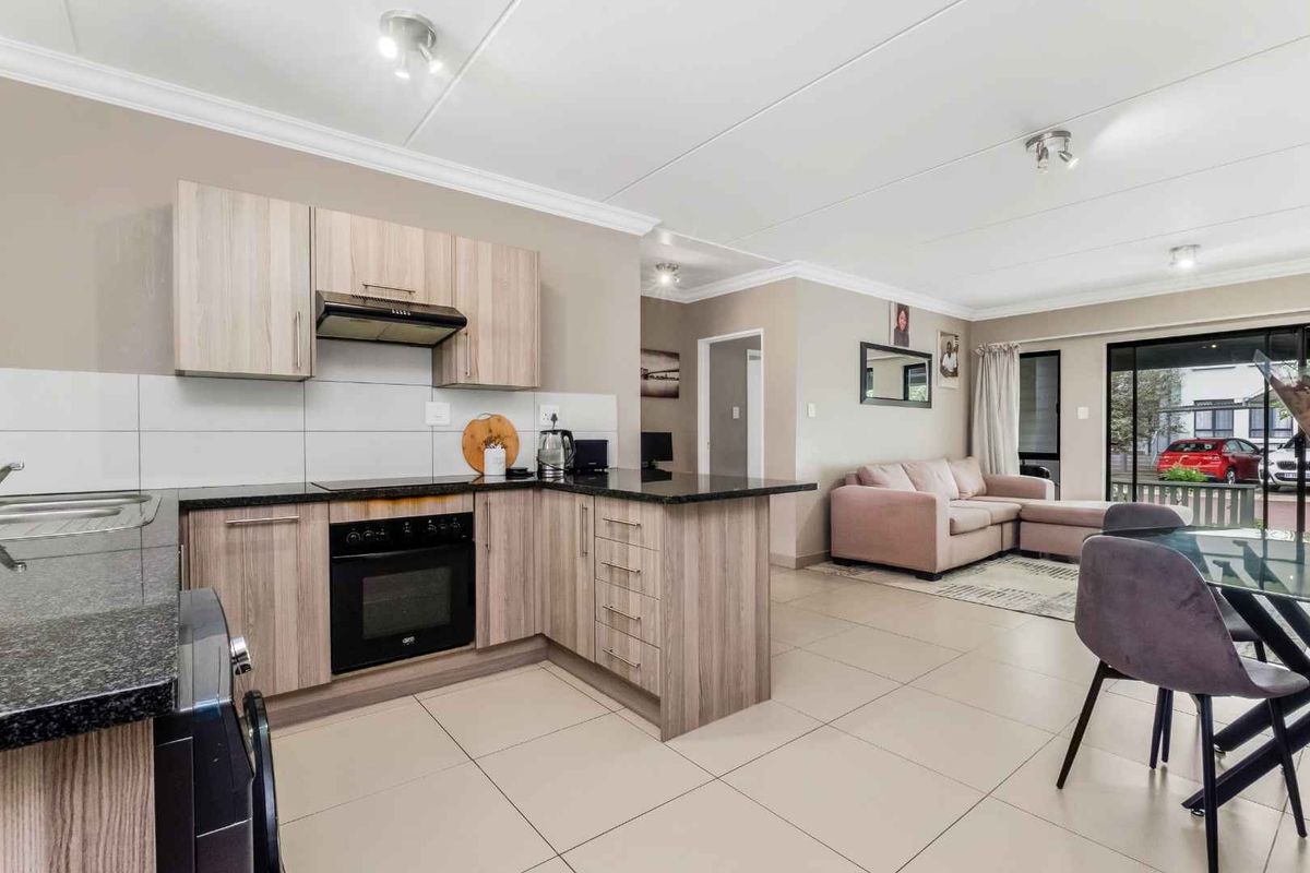 MODERN 2 BEDROOM 2 BATHROOM GARDEN APARTMENT FOR SALE - Photo 2