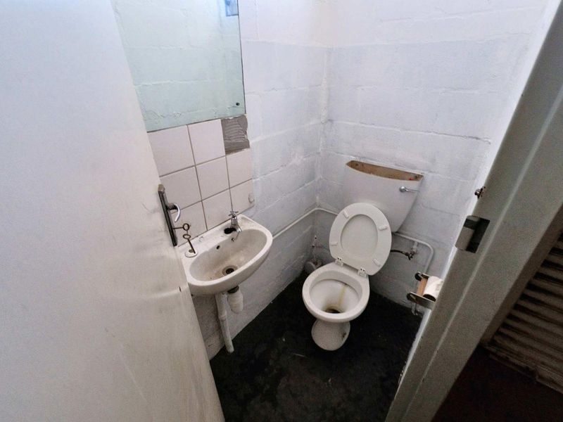 STRORAGE UNIT & OFFICE TO LET - - Photo 9