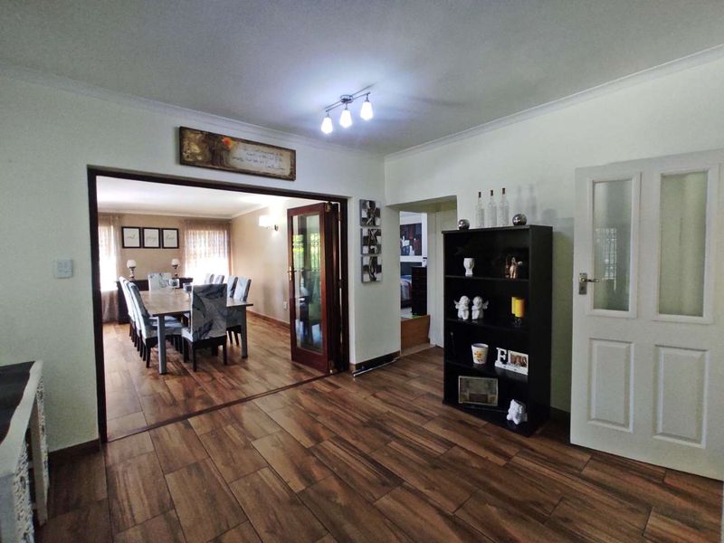 4-Bedroom Family Home in Malanshof - Photo 6