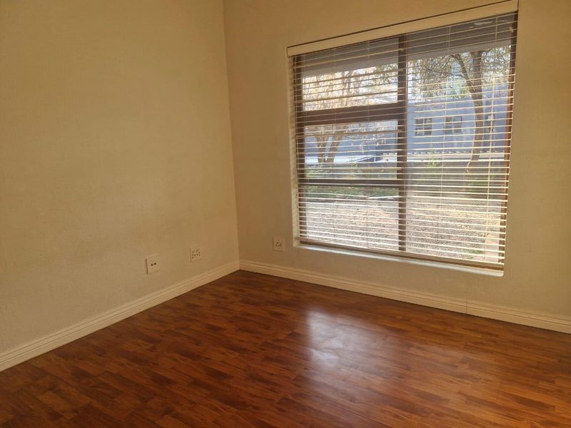 Three Bedroom Renovated Apartment - Photo 7