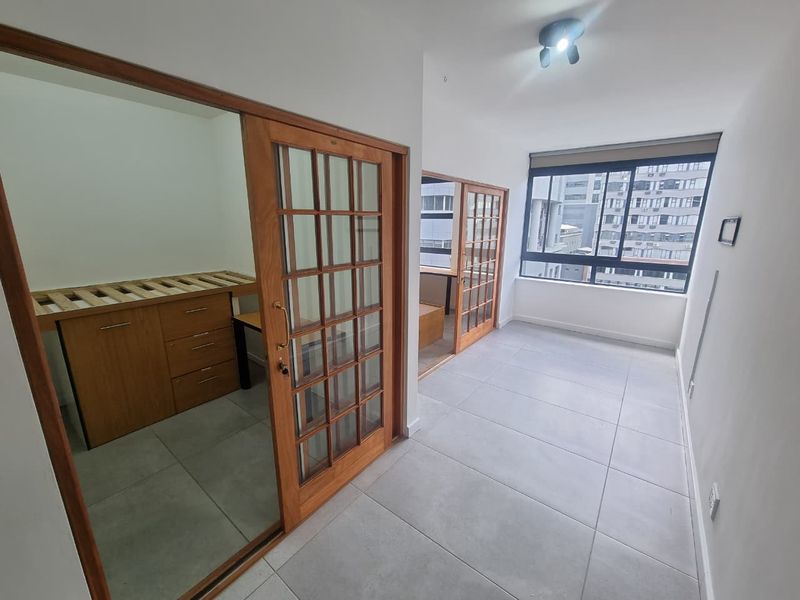 Modernized Semi-Furnished Two-Bedroom Apartment To Let in Cape Town City Centre - Photo 3