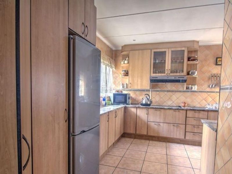 Large family home for sale in enclosed area in Edleen - Photo 9