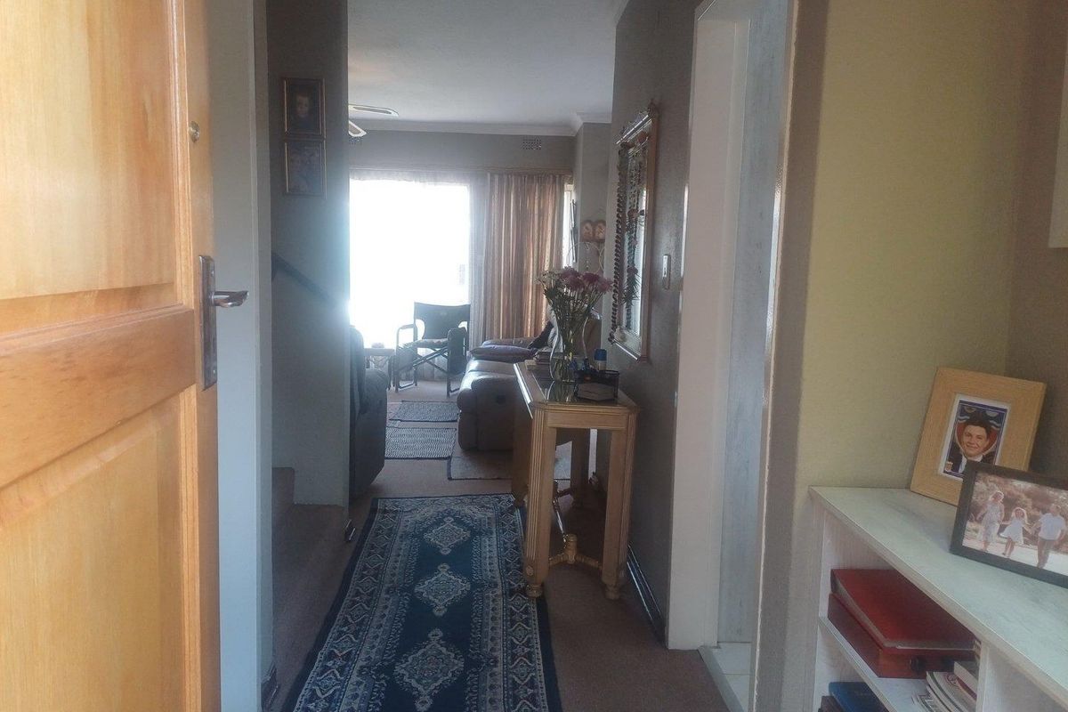 Extremely Neat Duplex Townhouse with Private Garden - Photo 2