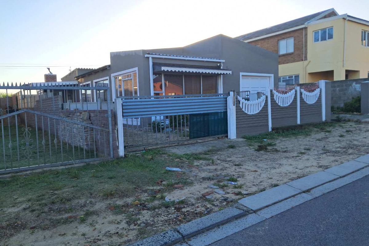 OPEN PLAN COASTAL LIVING - Photo 2