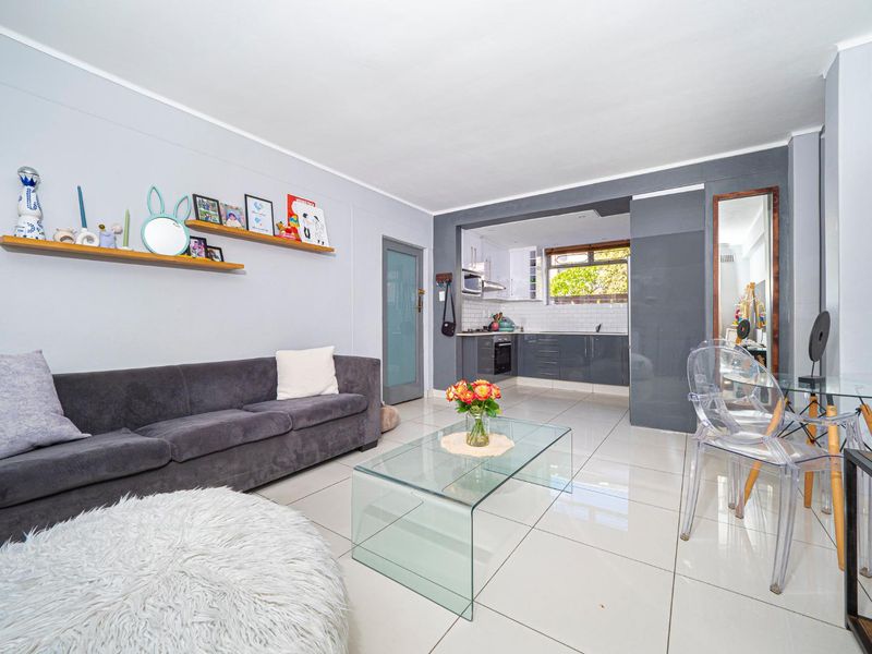 Modern 2-Bedroom Ground-Floor Apartment with Private Courtyard - Photo 4