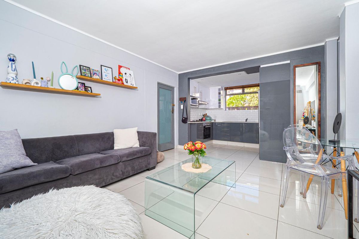 Modern 2-Bedroom Ground-Floor Apartment with Private Courtyard - Photo 4